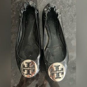 TORY BURCH MINNIE BALLET FLATS, black patent, size 6